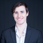 Austin Wolff è direttore della ricerca presso il Novus Center e professore presso l'UTM. Ha tenuto conferenze sulle applicazioni della terapia con onde d'urto, terapia con luce rossa, cellule staminali ed esosomi per i trattamenti di dolori articolari, perdita di capelli e disfunzione sessuale. Austin rimane un sostenitore dei diritti dei medici di praticare la medicina rigenerativa e di curare i loro pazienti dall'interno verso l'esterno invece di essere costretti a prescrivere pillole per la prescrizione di cerotti. È critico nei confronti del processo di approvazione della FDA ed è estremamente polarizzante nella convinzione che la prova scientifica e clinica sia più preziosa dell'opinione di un'agenzia governativa su ciò che dovrebbe e non dovrebbe essere usato nella pratica della medicina.