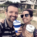 Siamo Joao e Sara, una coppia portoghese che viaggia dal 2010 e senza intenzione di fermarsi. Finora abbiamo vissuto in sette paesi. Non vediamo fine a questa strada e non c'è bisogno di una citazione famosa per renderci conto che gli umani imparano durante la loro vita e che il viaggio ha il meraviglioso effetto di accelerare questo processo. I viaggi continuano, così come la nostra evoluzione, e vogliamo condividere la nostra esperienza per ispirarti.