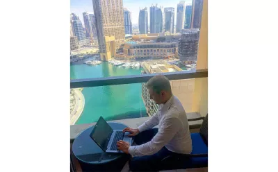 Here's The 4 Best Digital Nomad Jobs Anyone Can Pick Up : Digital nomad working as a business consultant while traveling in dubai