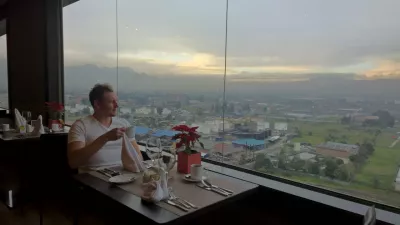 Si Të Bëhet Një Nomad Dixhital? 25 Këshilla Ekspertësh : Një nomad dixhital në Bogota duke marrë kafe në hotel para ditës së largët të punës